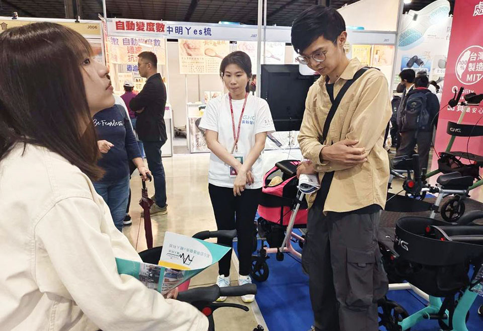 ghg 廣翰醫材「安行系列助行車」 長輩出行好幫手